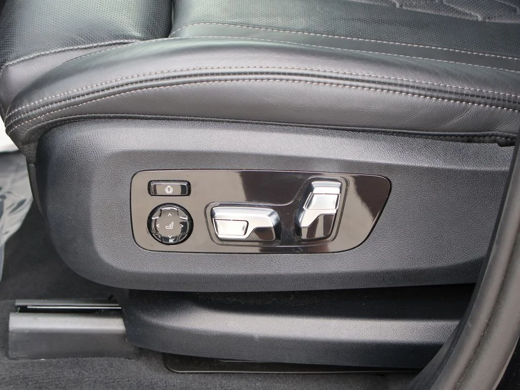 Used 2025 Black BMW xDrive40i image 25