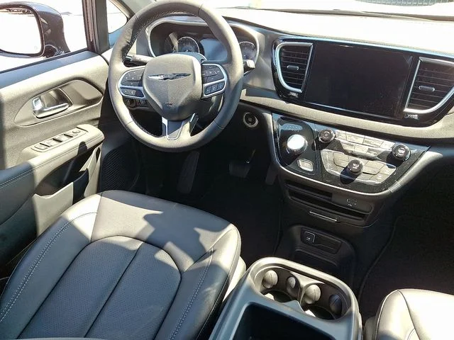 2026 Chrysler Voyager LX - Photo 9