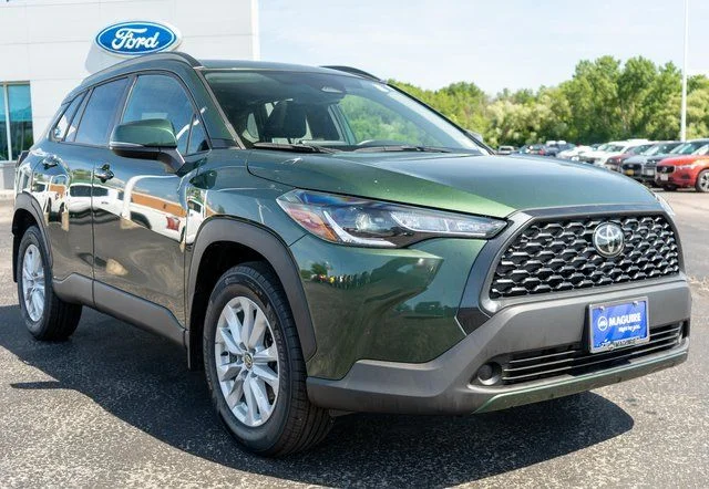 Used 2023  Toyota LE image 4