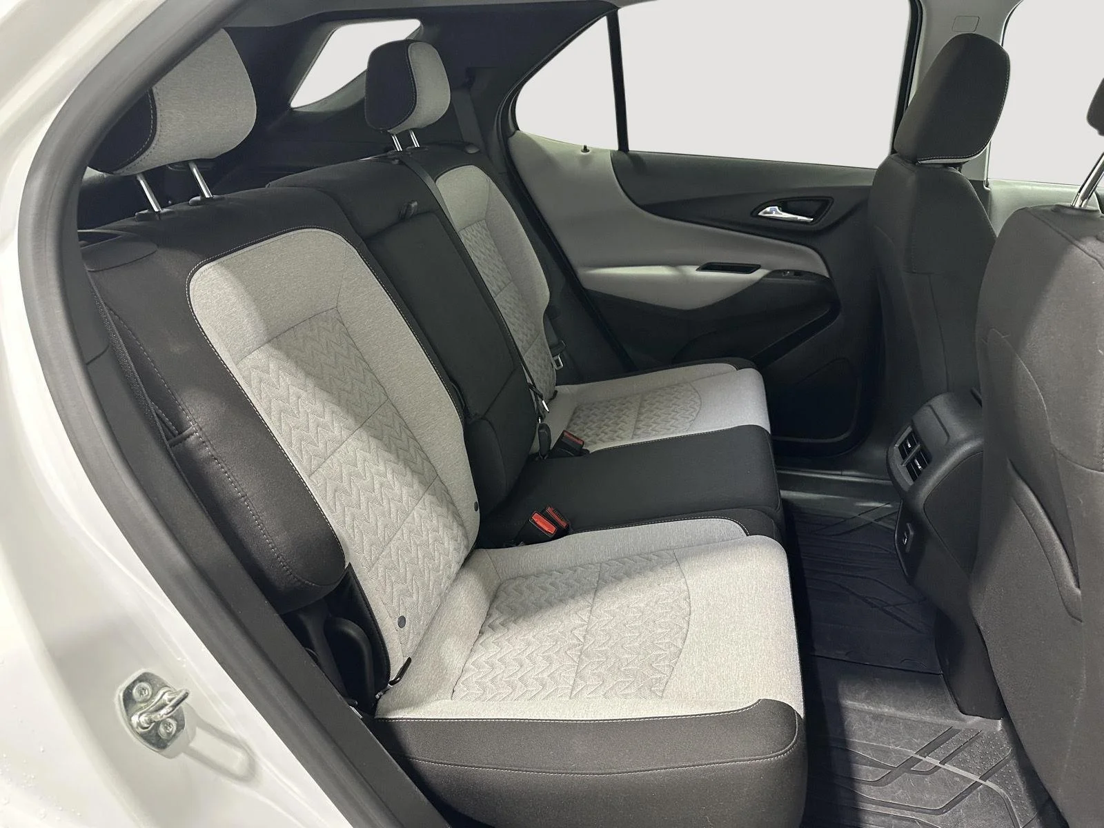 Used 2024 Summit White Chevrolet LT image 25