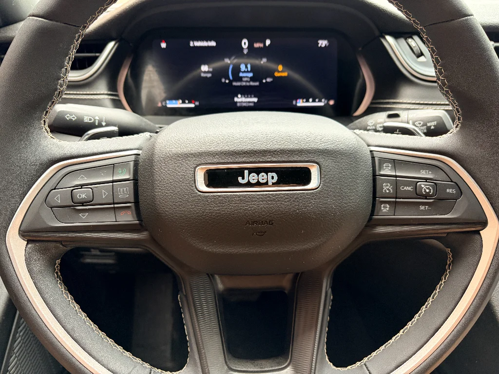 Used 2023 Diamond Black Crystal Pearlcoat Jeep Altitude image 10