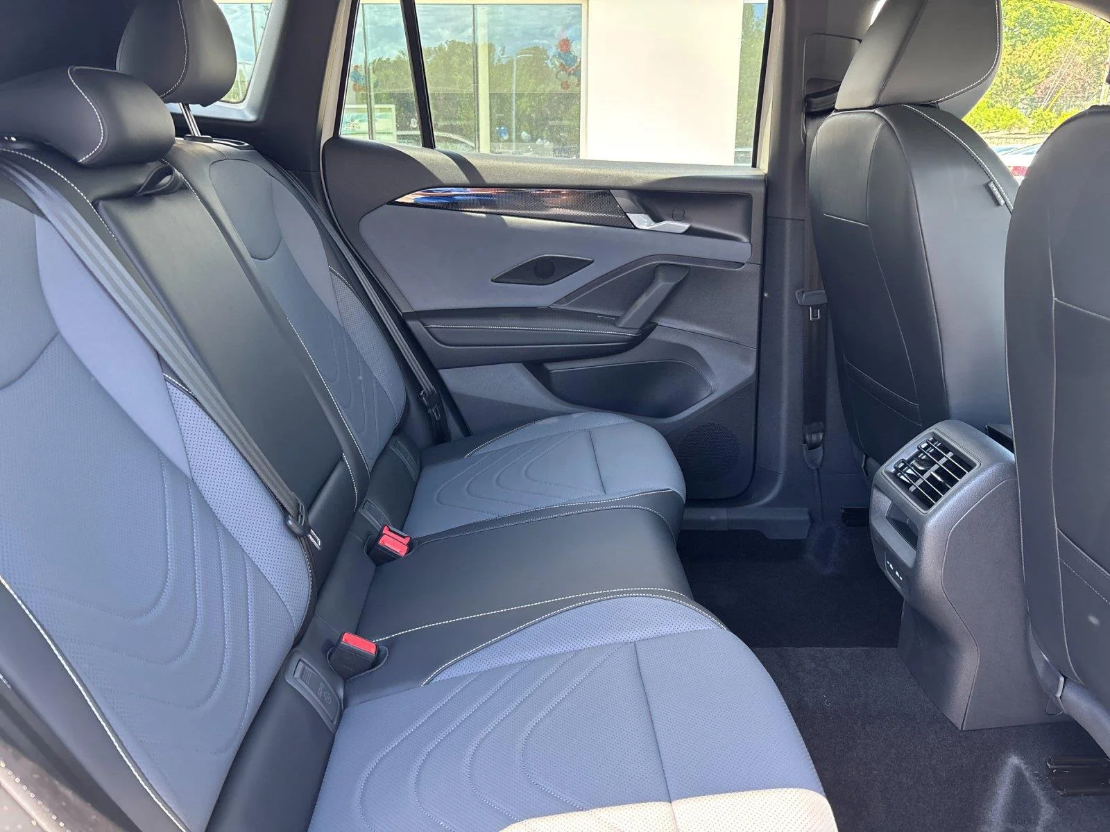 New 2026 sandstone with deep black roof Volkswagen SE R-Line Black image 37