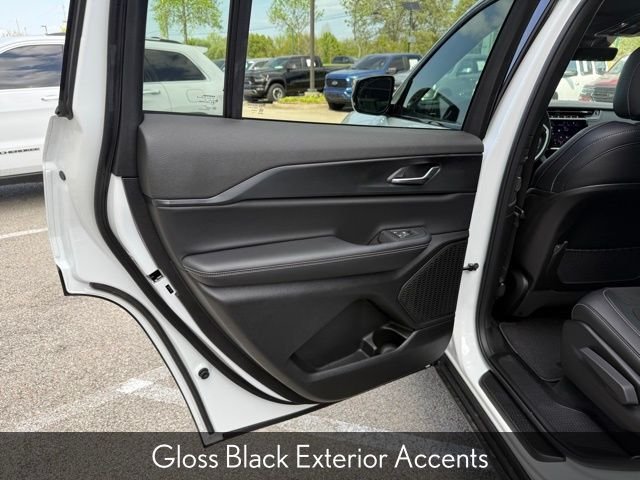 New 2025 Bright White Clear-Coat Exterior Paint Jeep Laredo image 20