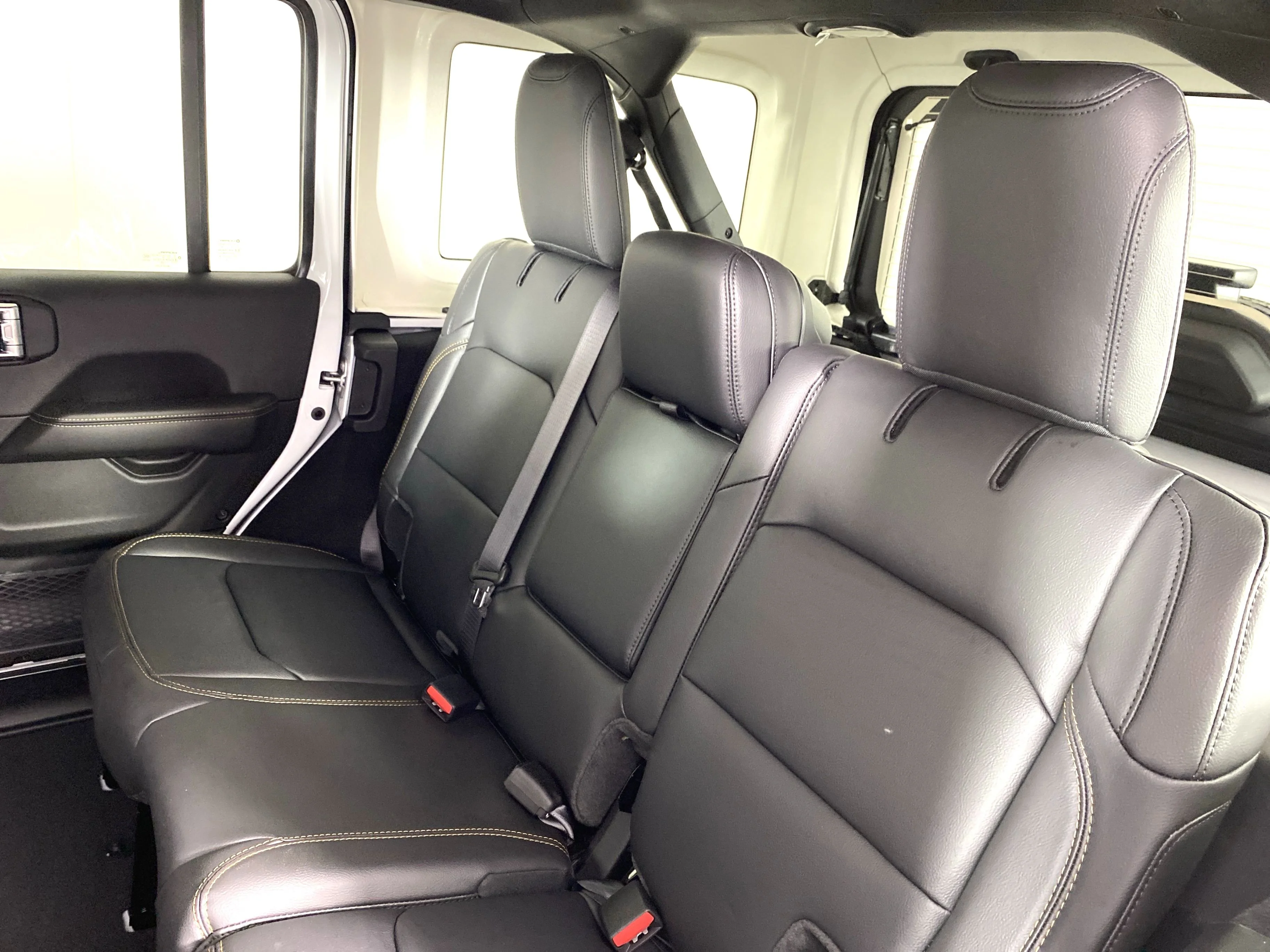 New 2026 Bright White Clear-Coat Exterior Paint Jeep Sahara image 30