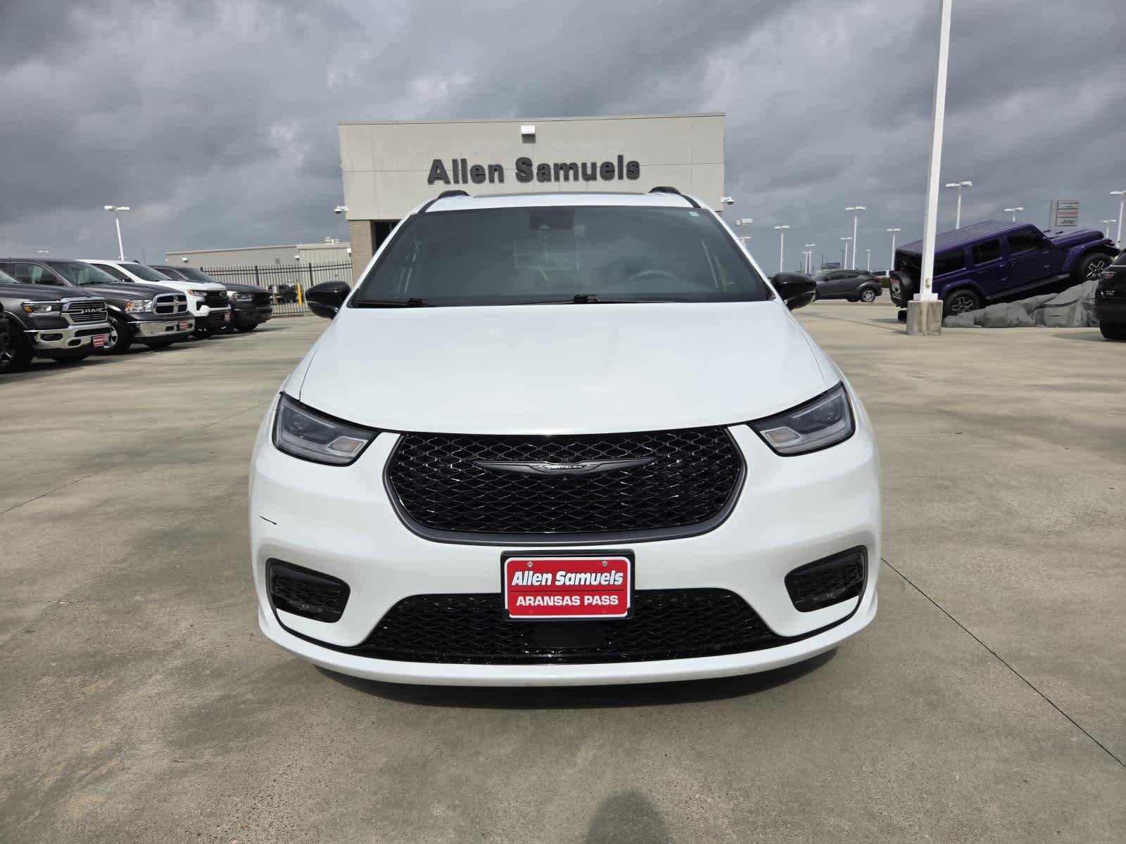 Used 2025 Bright White Clearcoat Chrysler Limited image 8