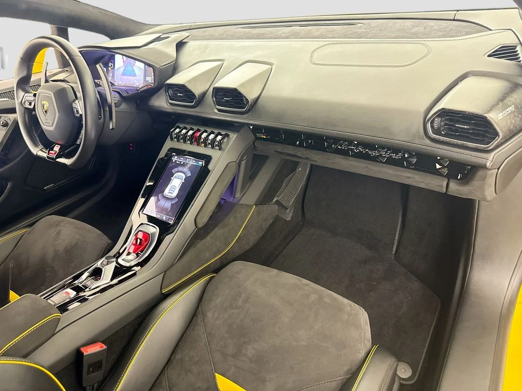 Used 2020 Yellow Lamborghini  image 28