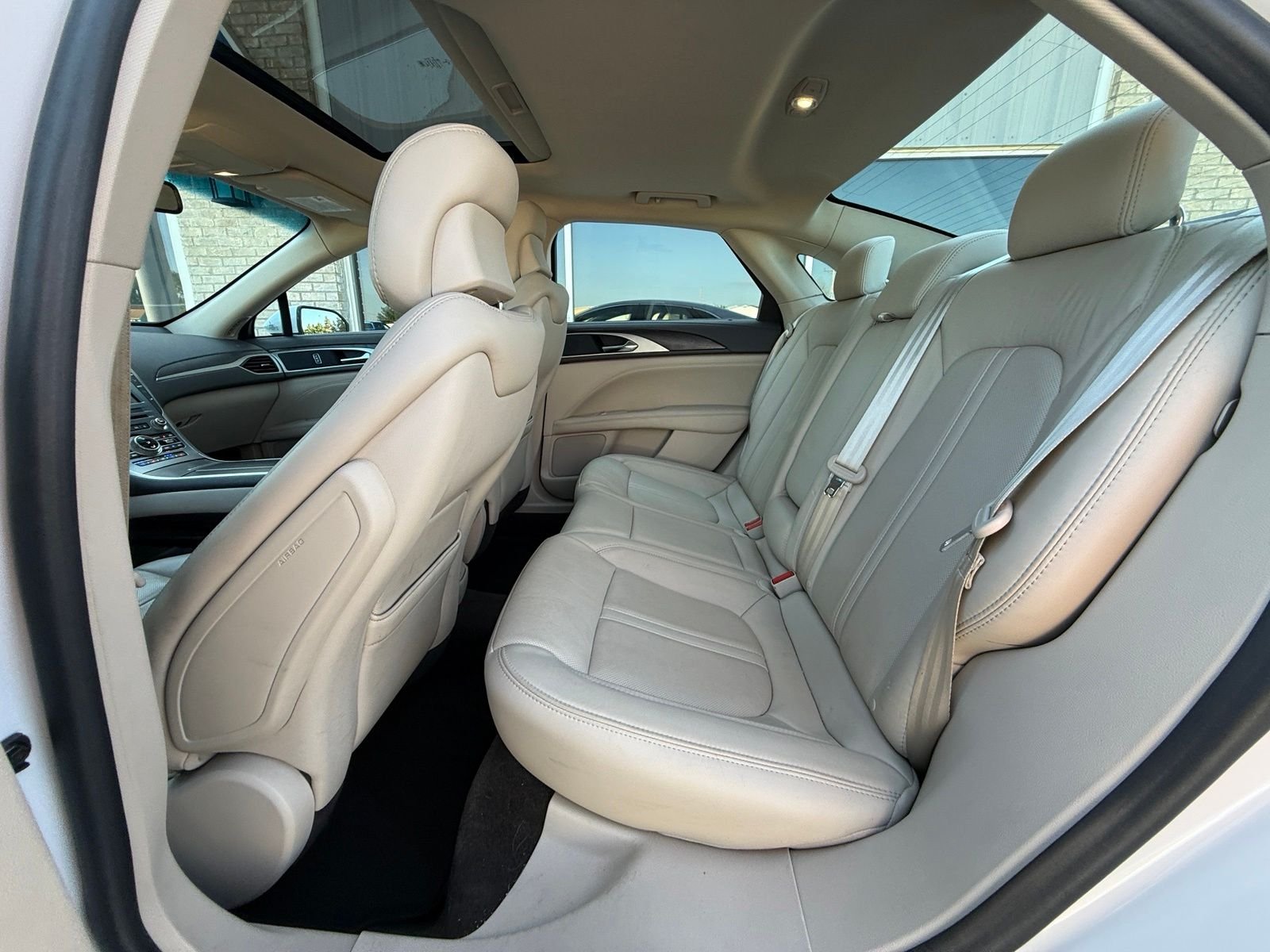 Used 2017 White Platinum Clearcoat Metallic Lincoln Reserve image 14