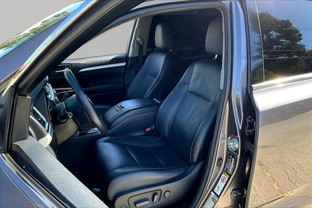 Used 2016 Gray Toyota XLE V6 image 21
