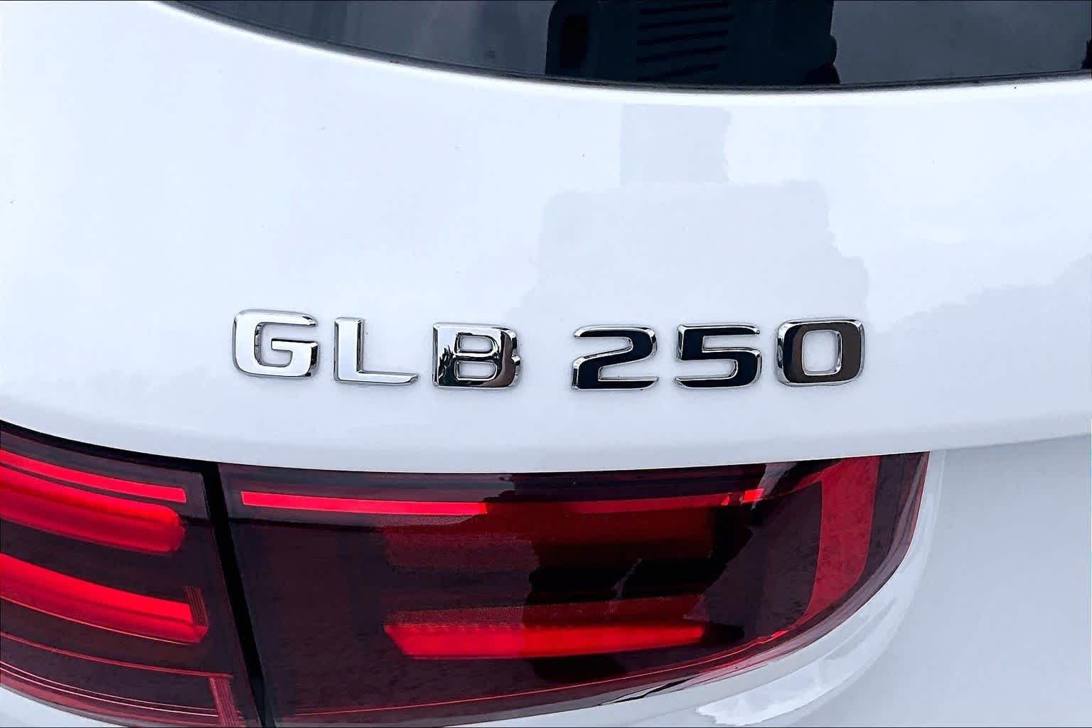 Certified Used 2025 Polar White Mercedes-Benz GLB 250 image 31