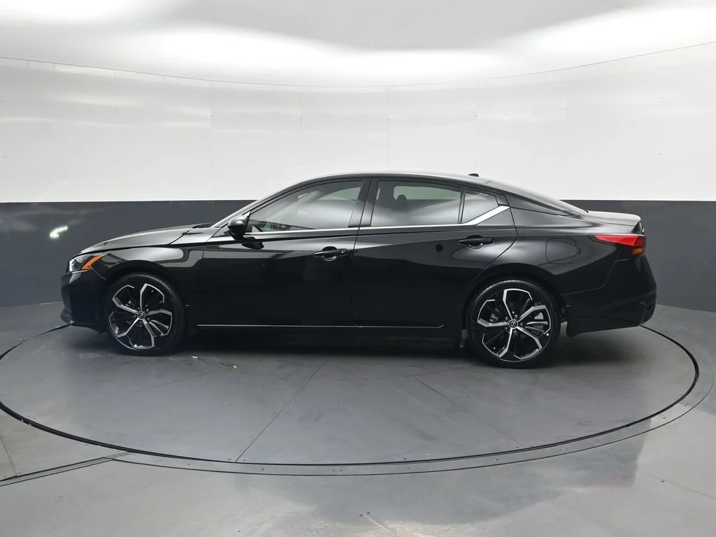 Used 2025 Black Nissan 2.5 SR image 12