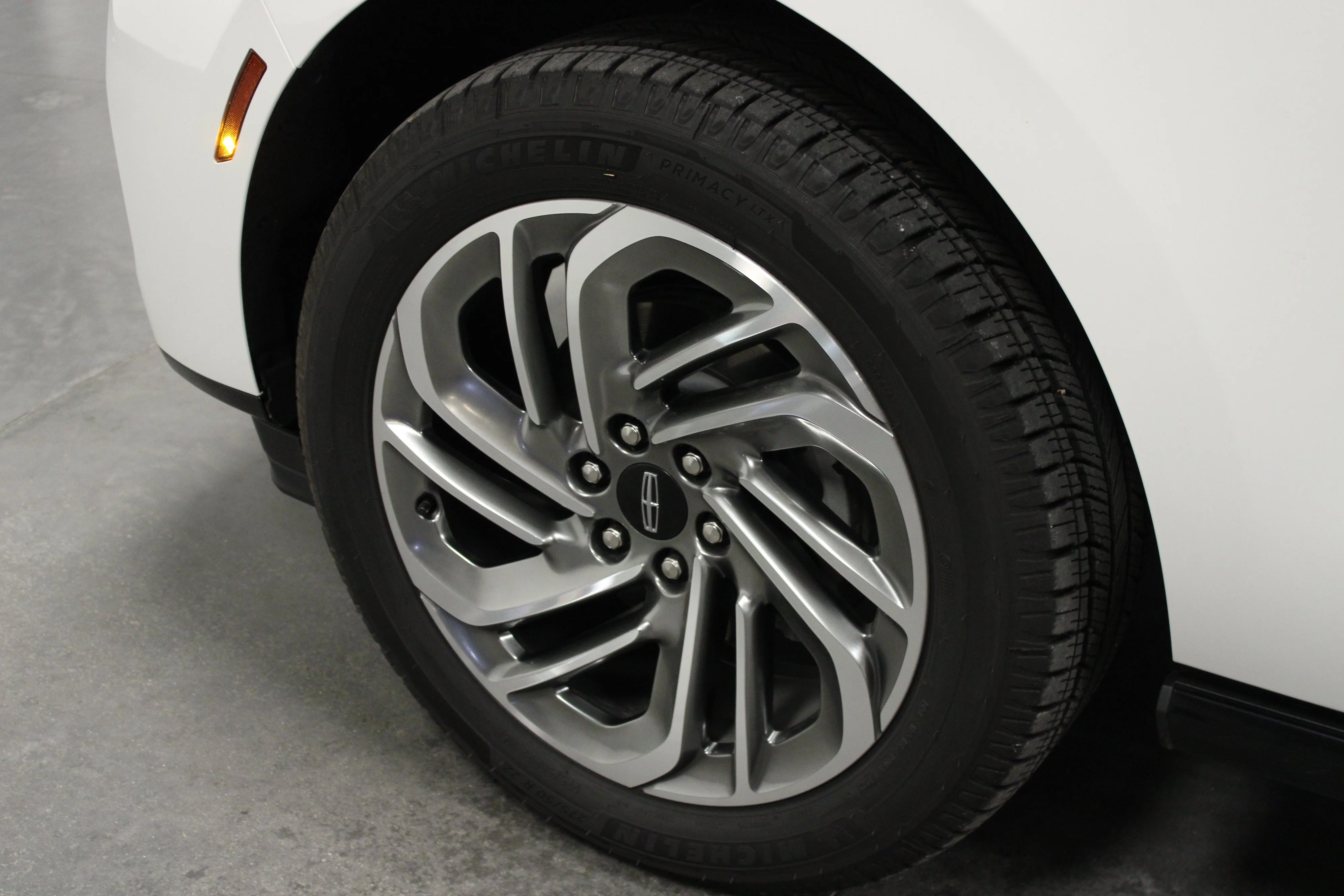 Used 2025 White Metallic Lincoln Reserve image 10