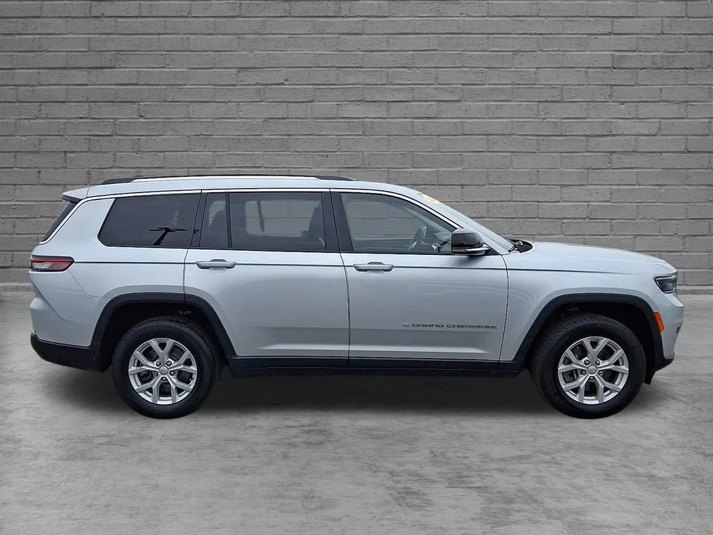Used 2023 Silver Zynith Jeep Limited image 13