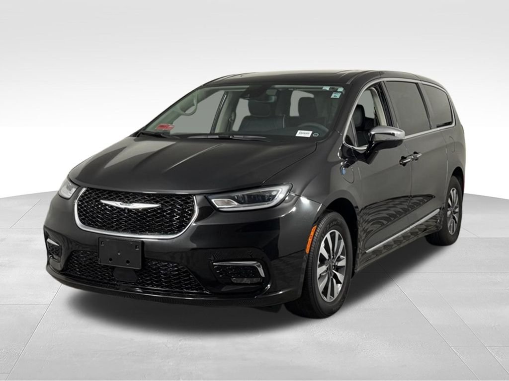 Used 2023 Brilliant Black Crystal Pearlcoat Chrysler Limited image 4