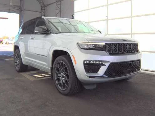 Used 2025 Silver Zynith Jeep Summit Reserve image 3