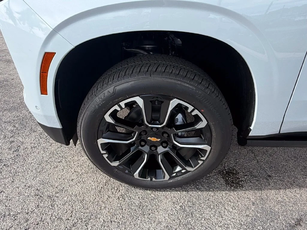 New 2026 Polar White Tricoat Chevrolet High Country image 17