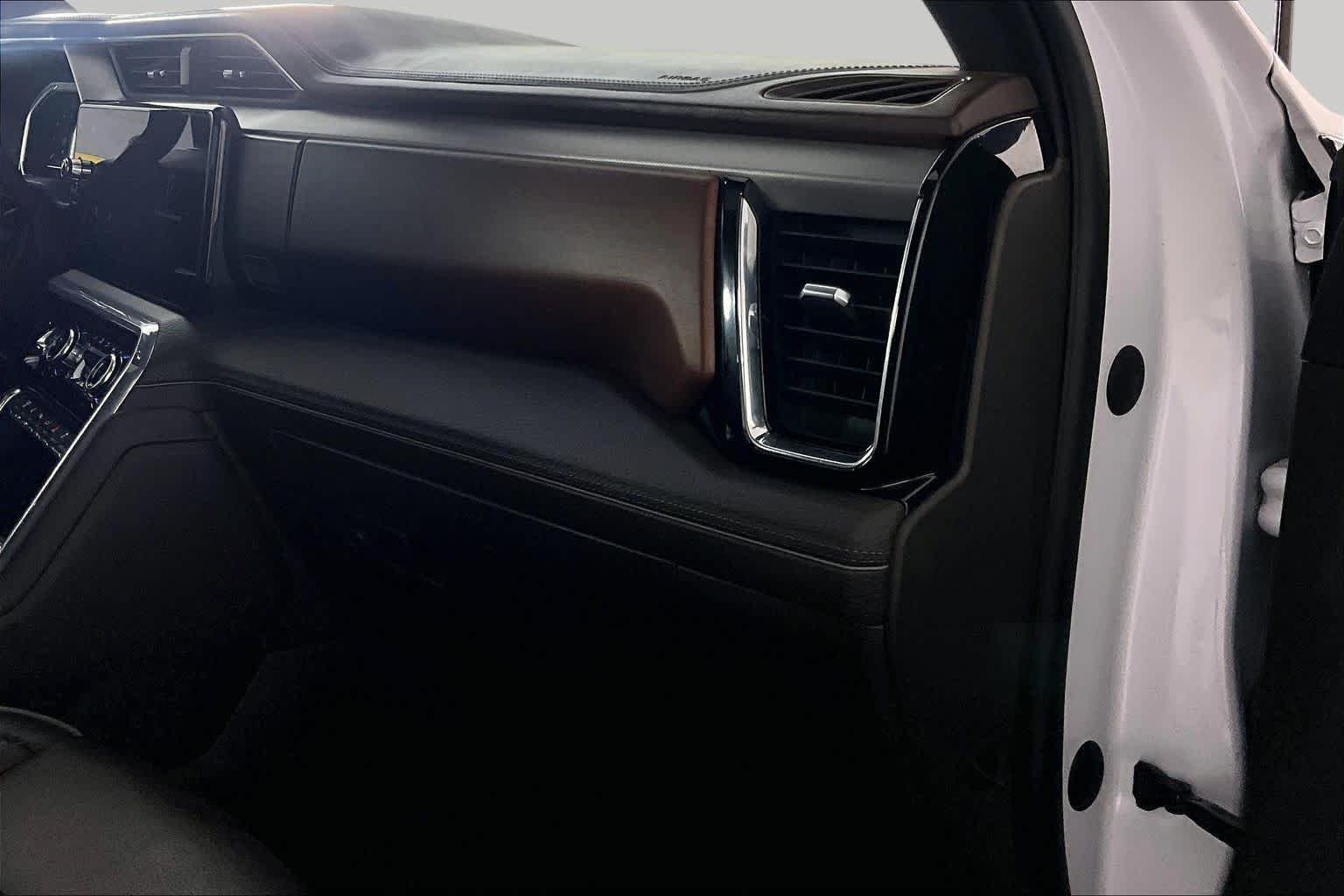 Used 2024 White Frost Tricoat GMC Denali image 17