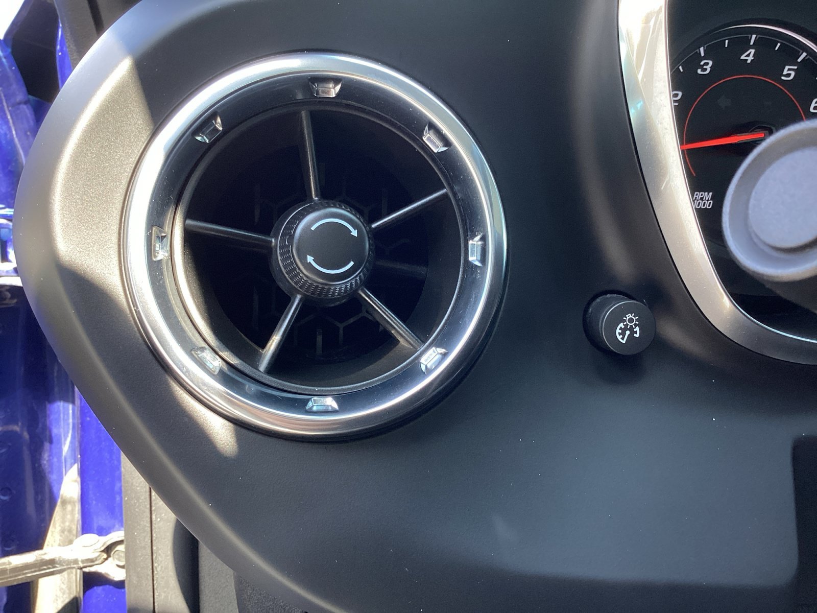Used 2020 RIVERSIDE BLUE METALLIC Chevrolet 1LT image 25