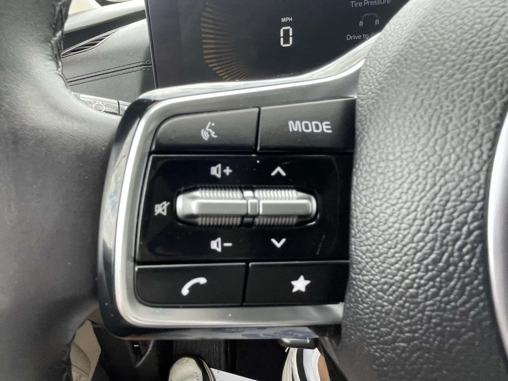 Used 2025 Snow White Pearl Kia LXS image 22