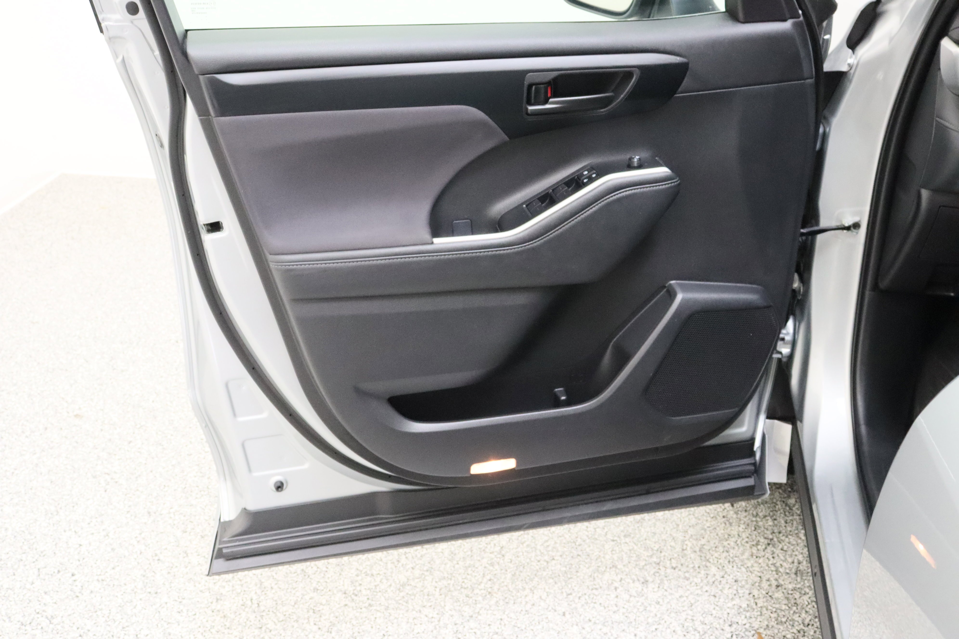 2025 Toyota Highlander LE - Photo 12