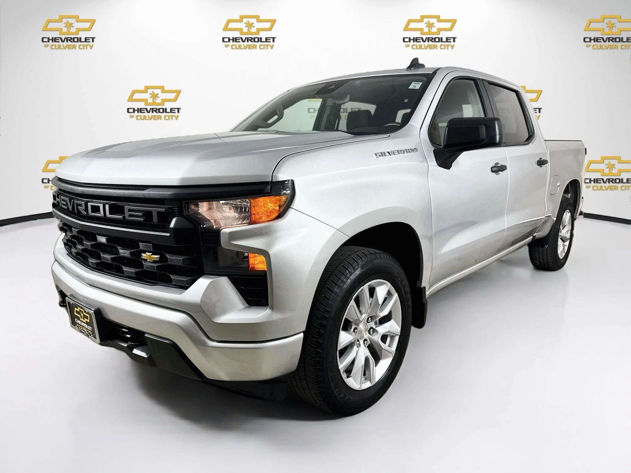 Used 2022 Silver Ice Metallic Chevrolet Custom image 3