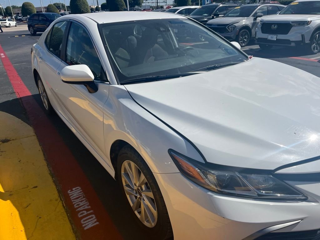 Used 2022 White Toyota LE image 3