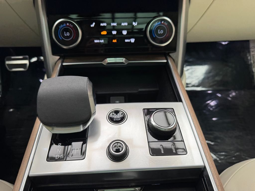Used 2023 White Land Rover SE image 20