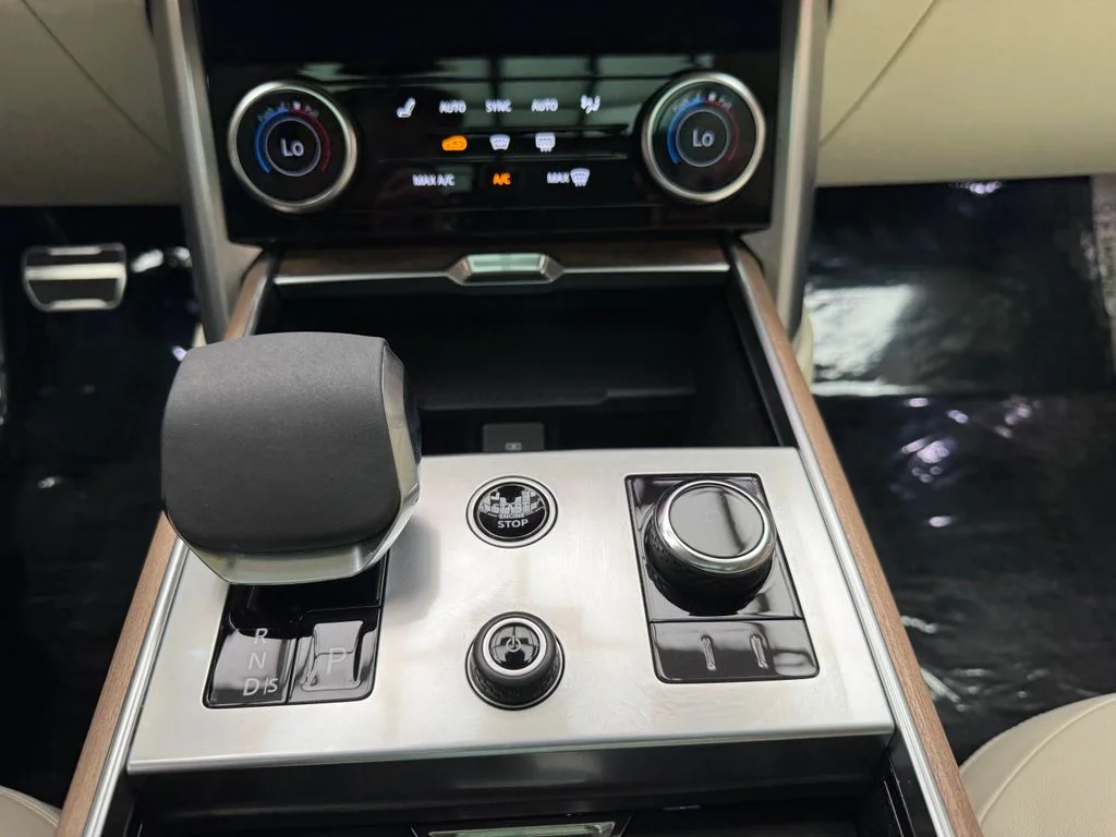 Used 2023 White Land Rover SE image 20