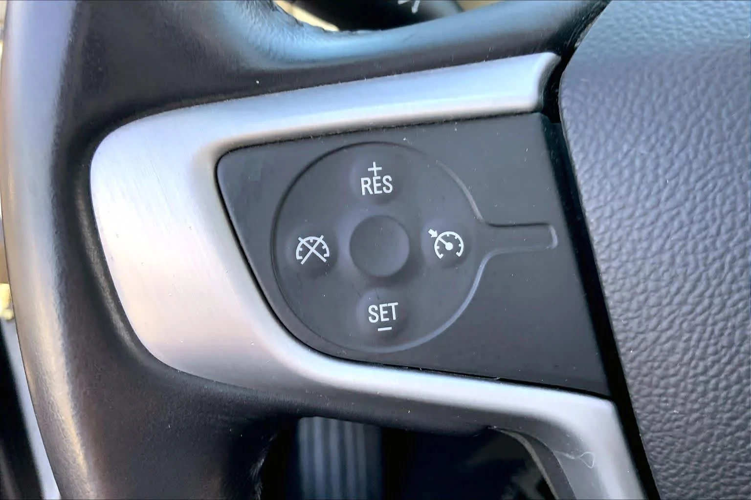 Used 2019 Summit White GMC SLE image 24