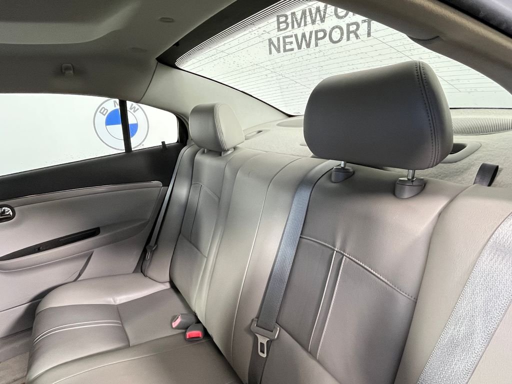 Used 2009 Silver Saturn XR image 4