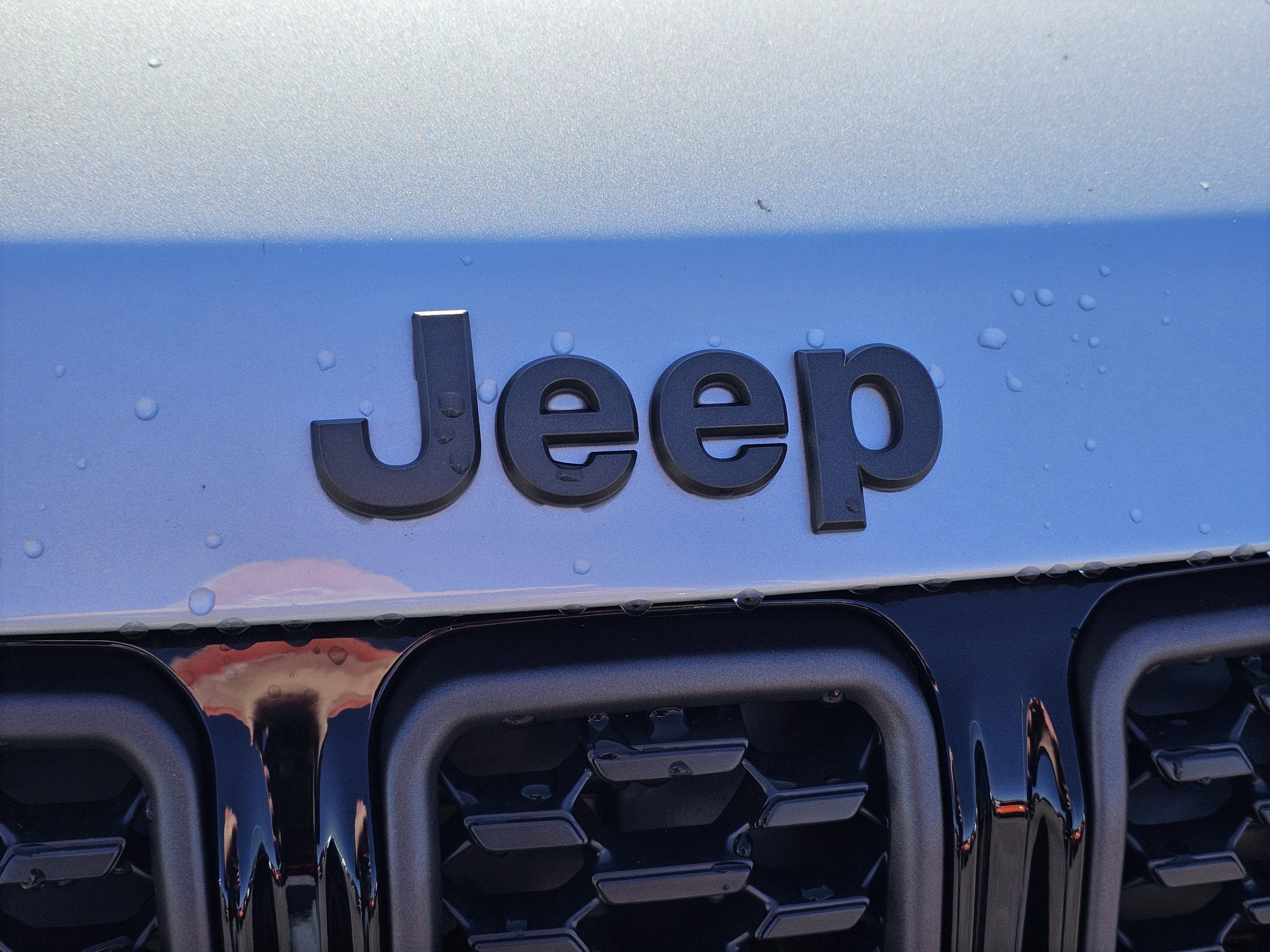 New 2026 Silver Zynith Metallic Clearcoat Jeep Latitude Altitude image 3