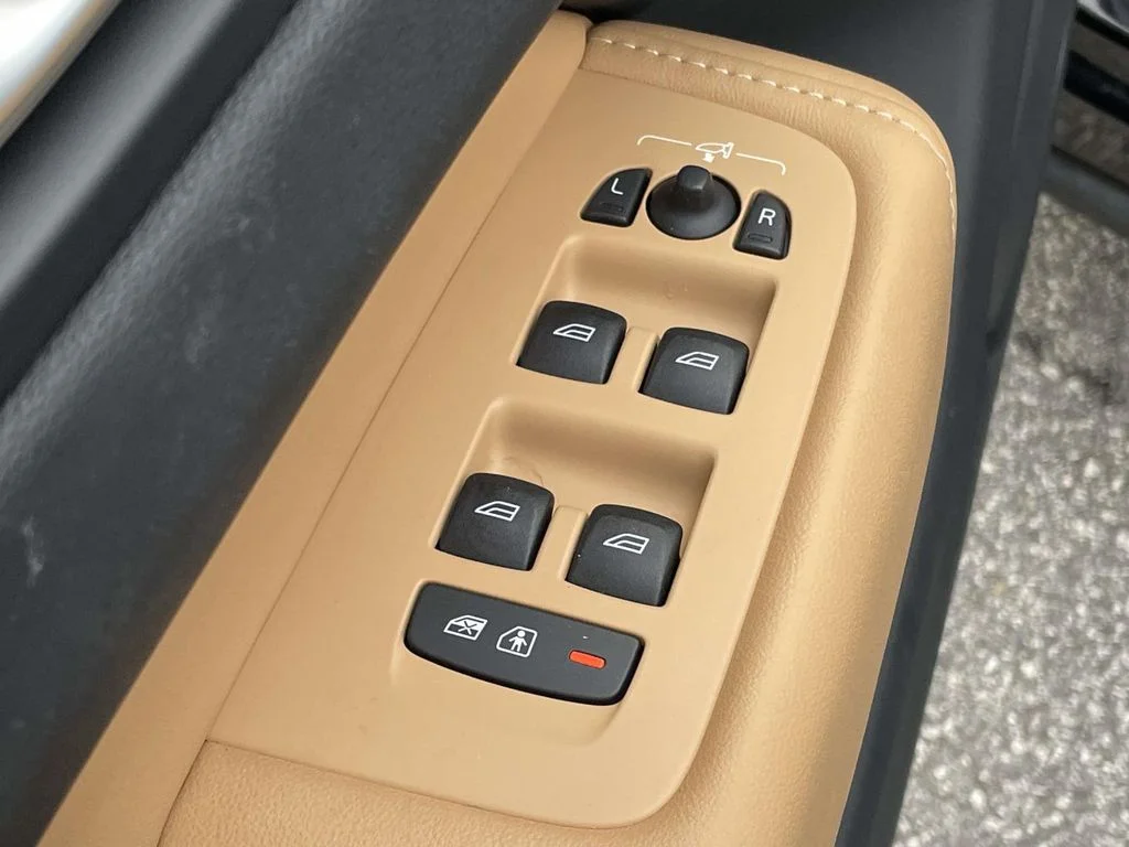 Used 2023 Onyx Black Metallic Volvo Ultimate Bright Theme image 6