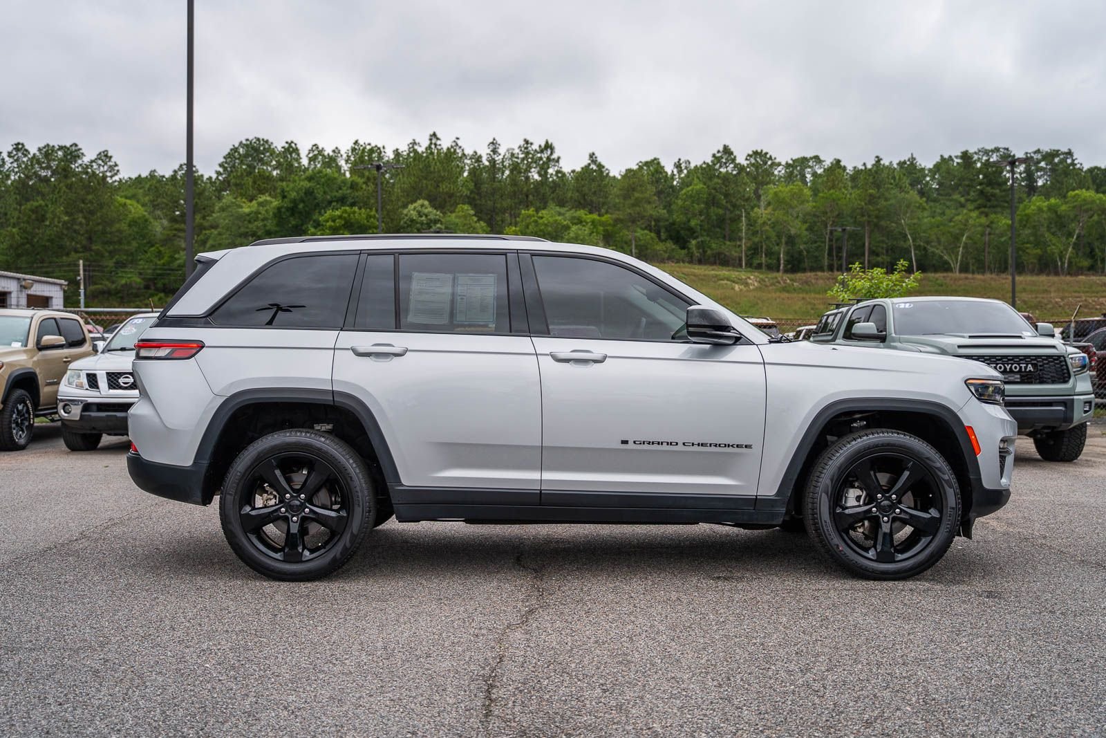 Used 2023 Silver Jeep Limited image 8