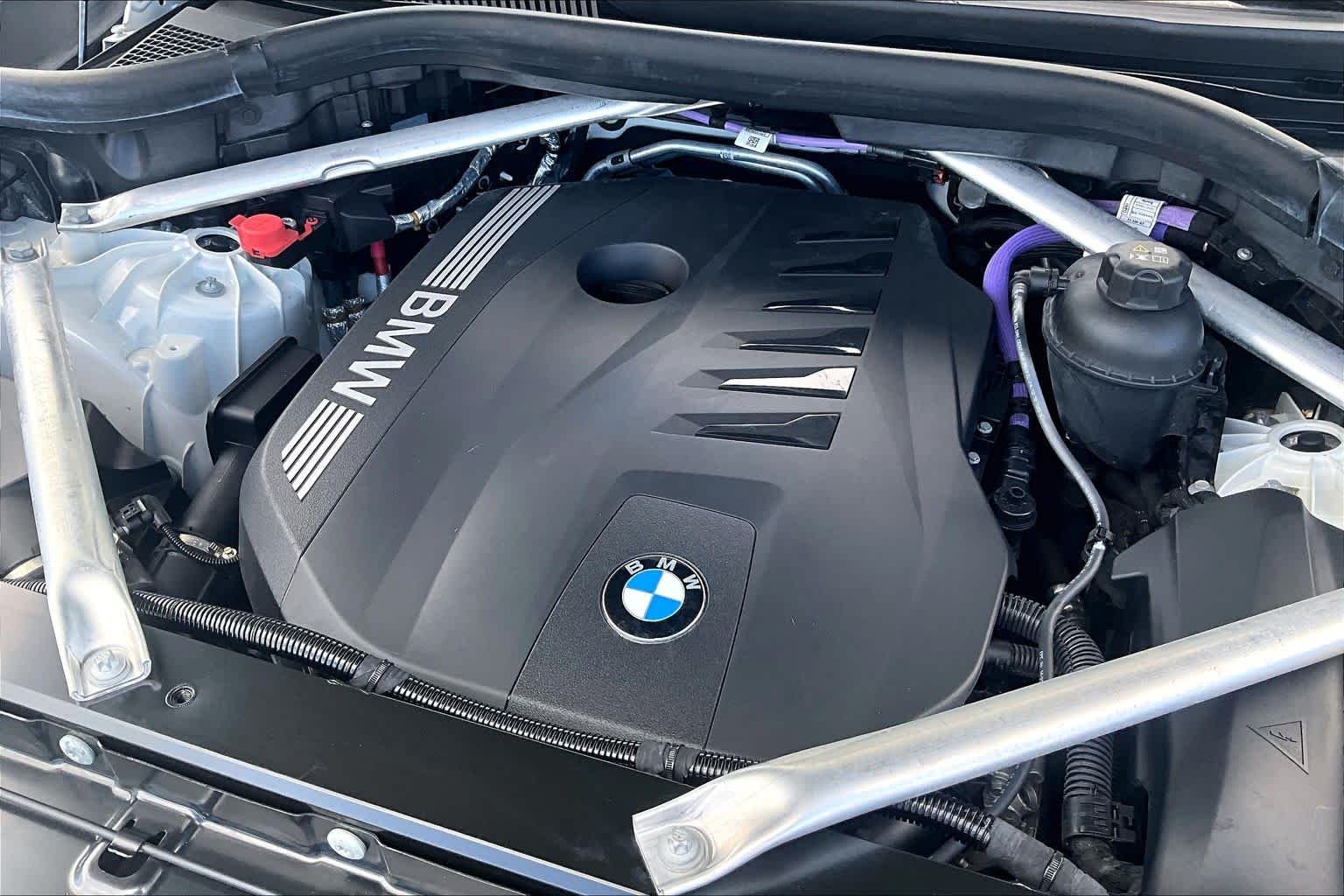 Used 2024 Alpine White BMW sDrive40i image 31
