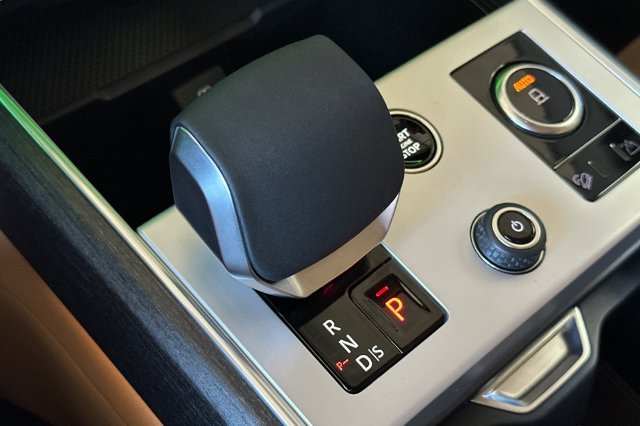 New 2027 Belgravia Green Land Rover SE image 20