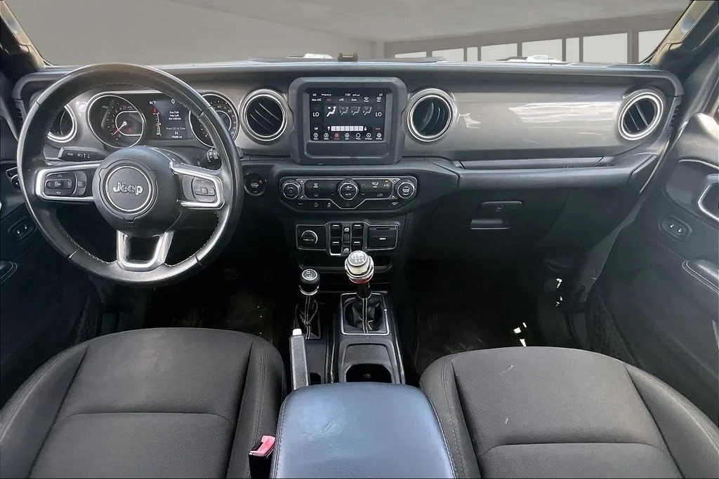 Used 2019 Silver Jeep Unlimited Sahara image 7