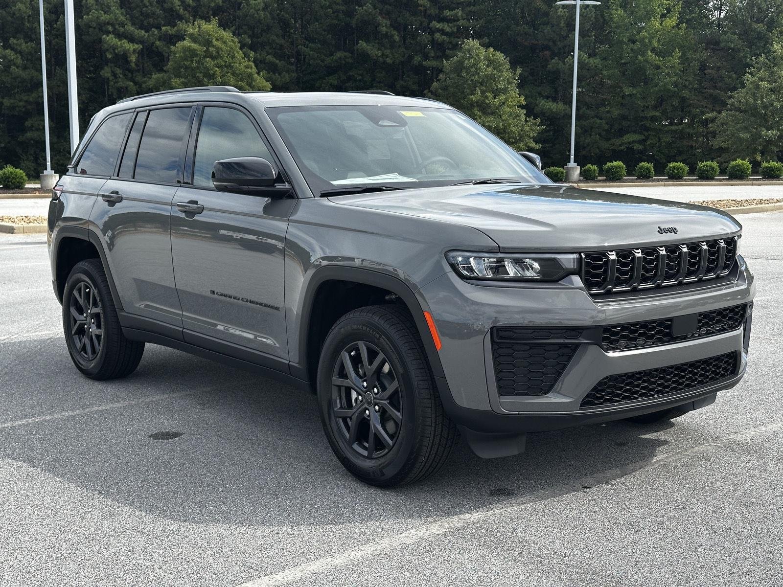 New 2027 Sting-Gray Clear-Coat Paint Jeep Laredo Altitude image 2