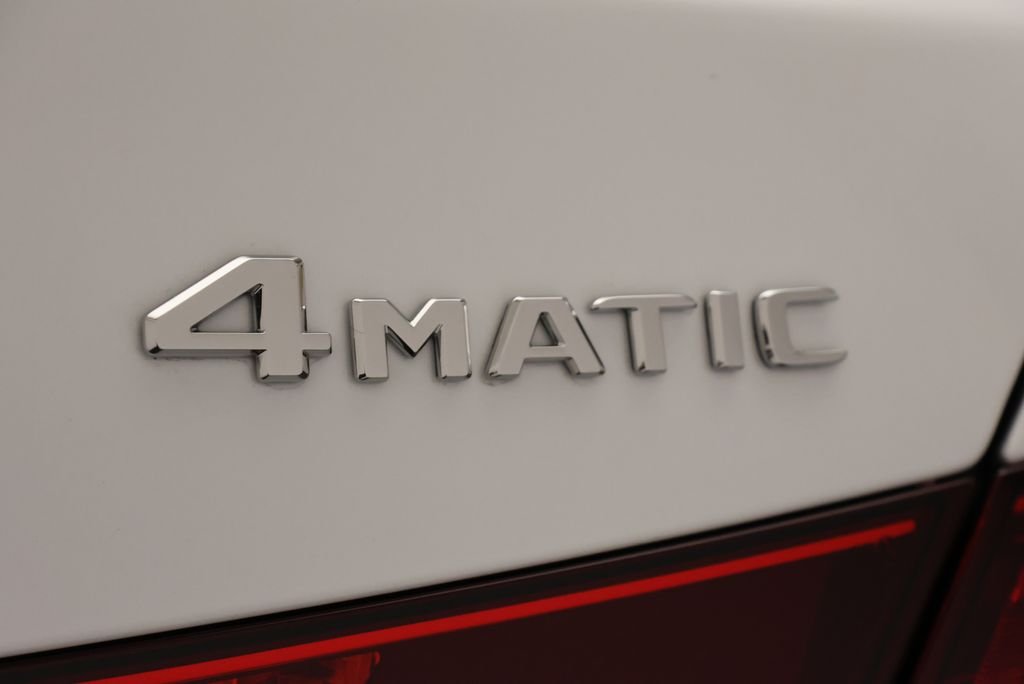 New 2026 MANUFAKTUR Moonlight White Metallic Mercedes-Benz C 300 image 10