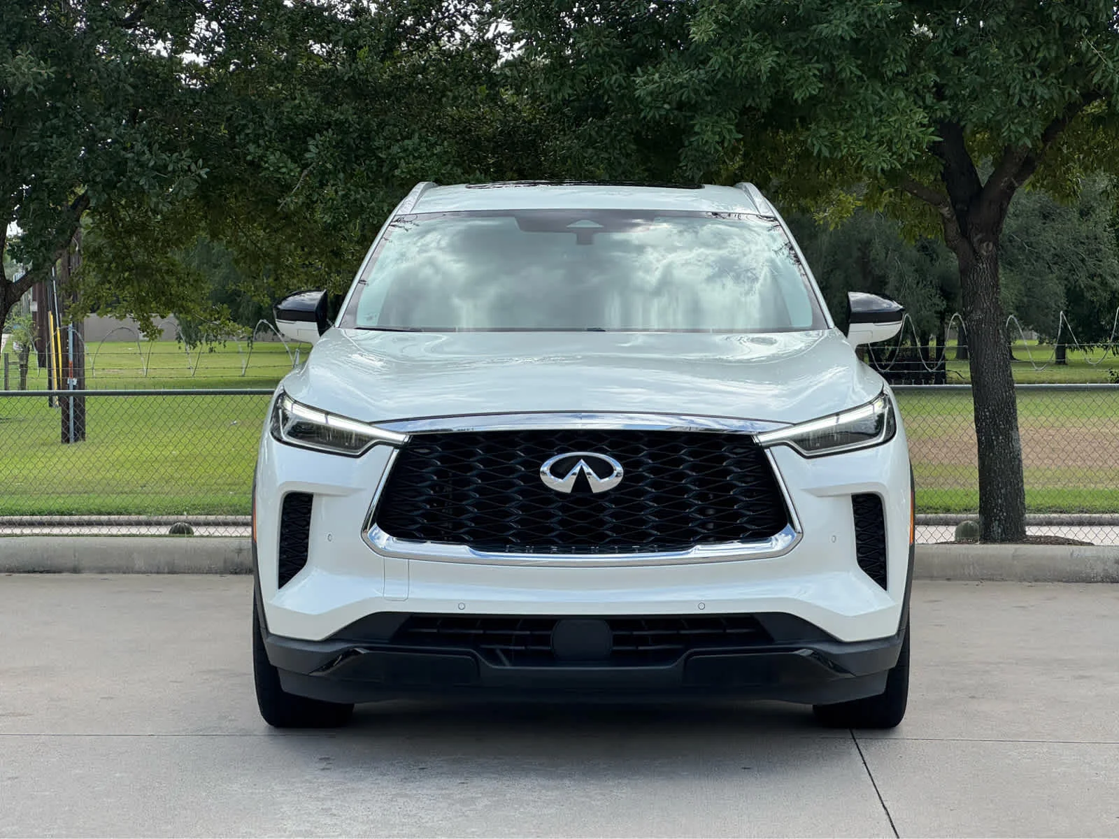Certified Used 2023 Majestic White INFINITI LUXE image 2