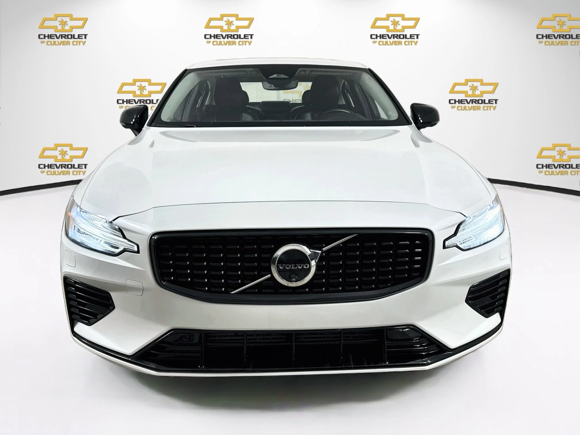 Used 2024 White Volvo Plus Dark Theme image 2
