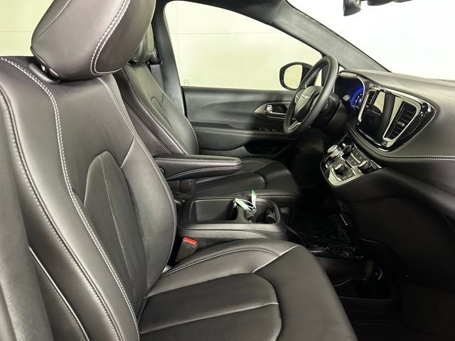 New 2026 Diamond Black Crystal Pearl-Coat Exterior Paint Chrysler Select image 13