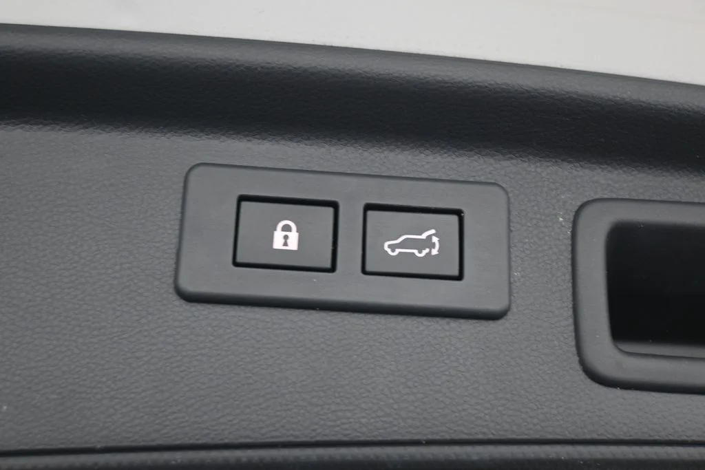 Used 2022 Crystal White Pearl Subaru Limited image 37