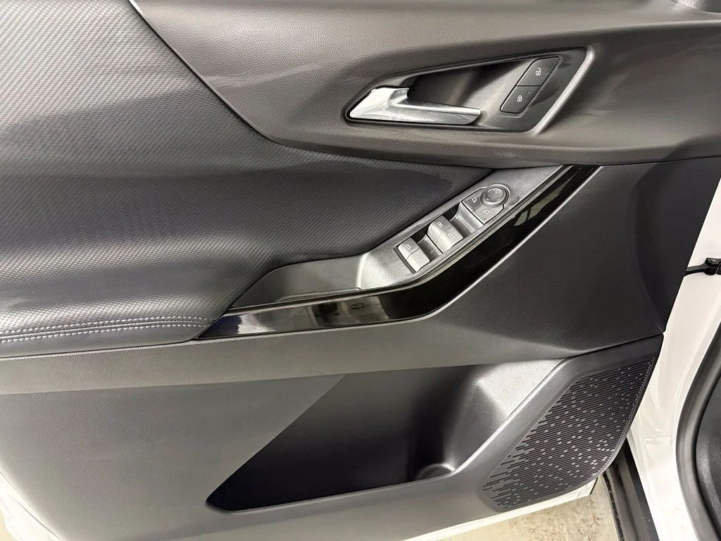 New 2027 Summit White Chevrolet LT image 17