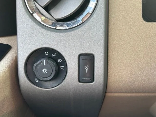 Used 2015  Ford Lariat image 31