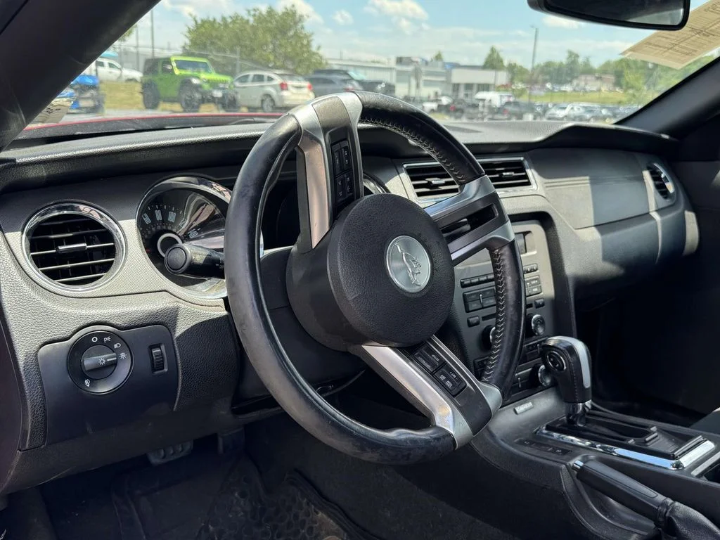 Used 2014 Red Ford V6 image 2