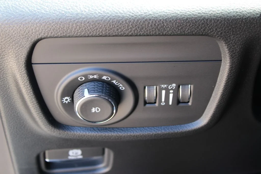 New 2026 Silver Zynith Exterior Paint Jeep Limited Reserve image 31