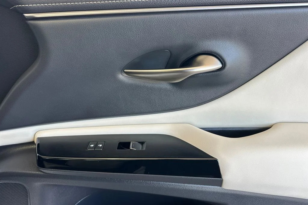 Used 2025 White Lexus 350 image 19