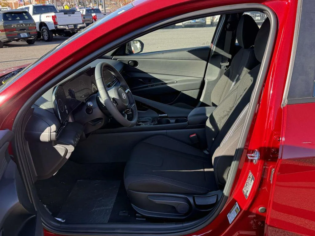2025 Hyundai Elantra Blue - Photo 13