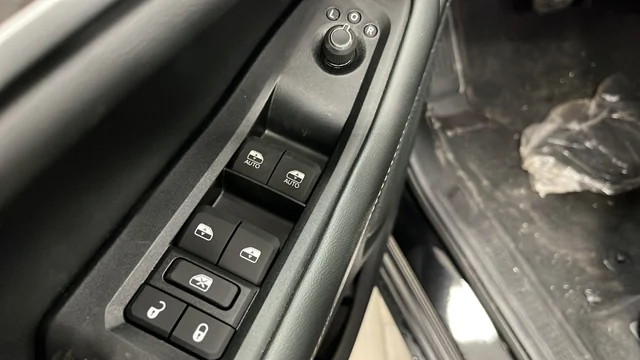 New 2026 Diamond Black Crystal Pearl-Coat Exterior Paint Jeep Laredo image 22