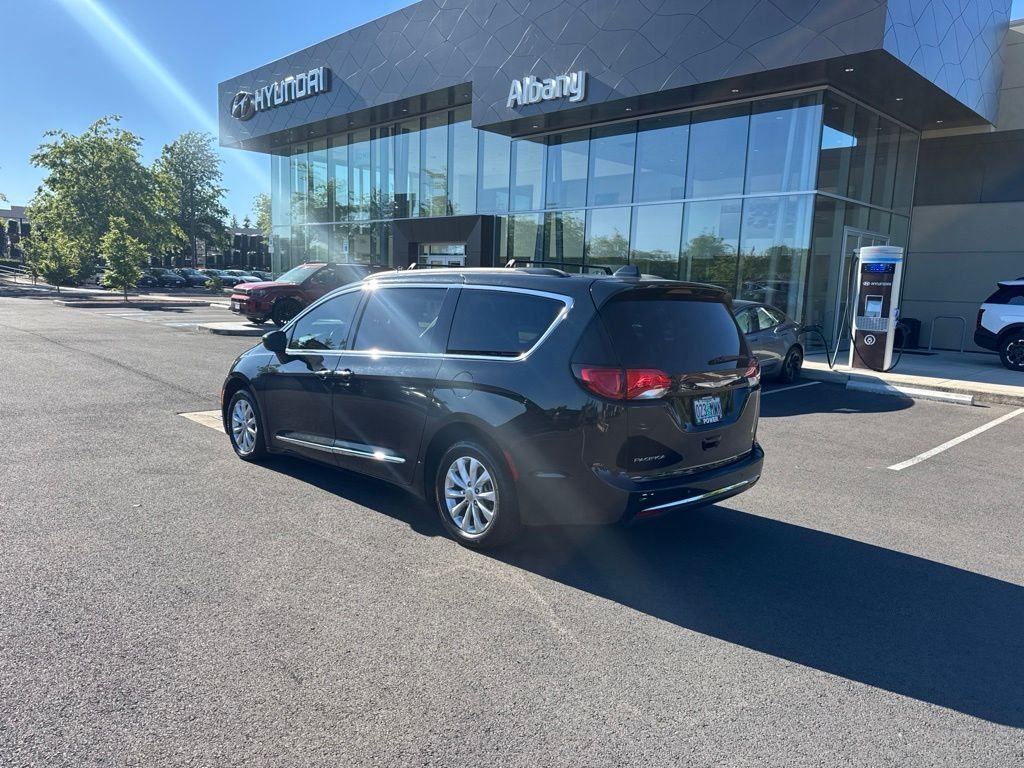 Used 2017 Black Chrysler Touring L image 3