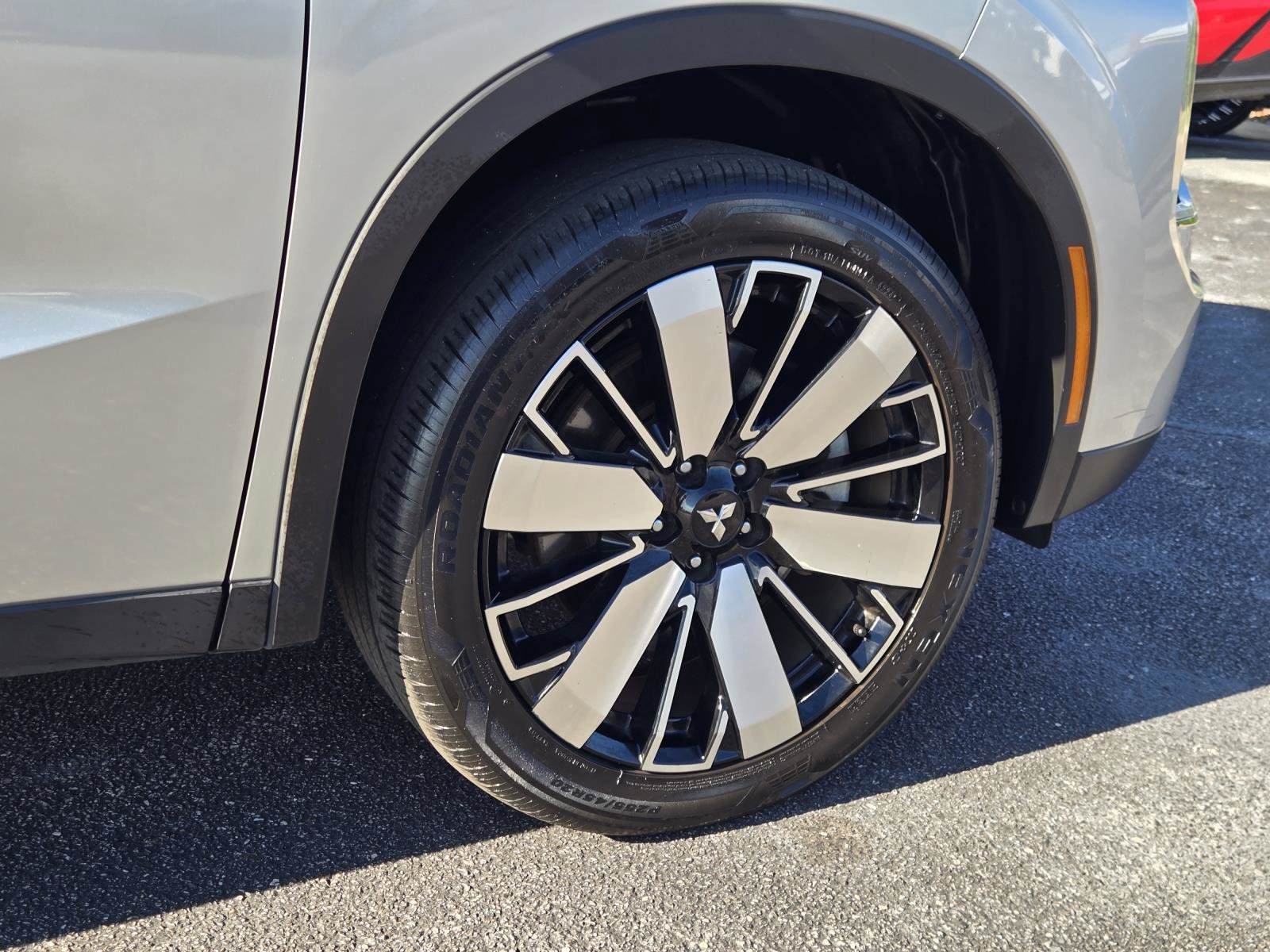 2025 Mitsubishi Outlander SE - Photo 12